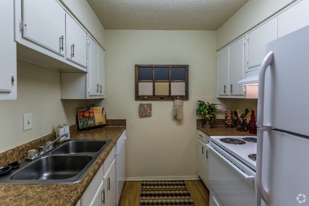 2BR, 2BA - 948 SF - Kitchen