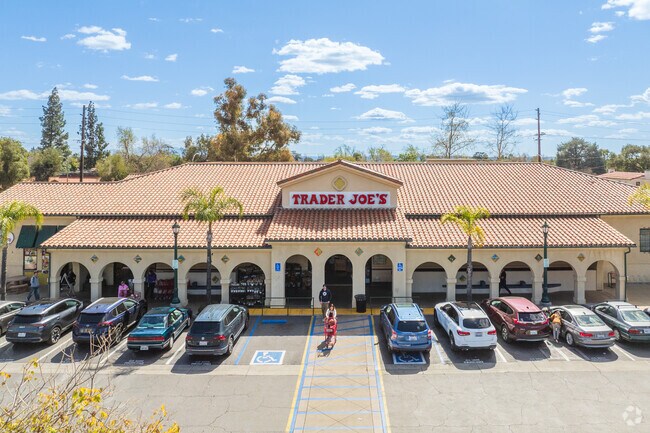 Chaparral is close to many shopping plazas and Trader Joes right off Route 66.
