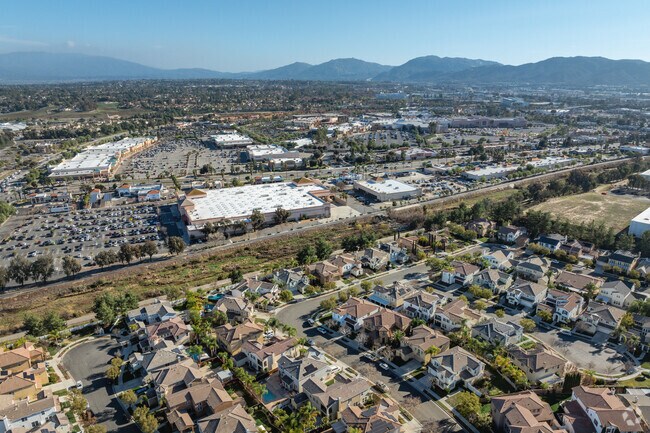 Harveston can find shopping and entertainment at the nearby Promenade Temecula.