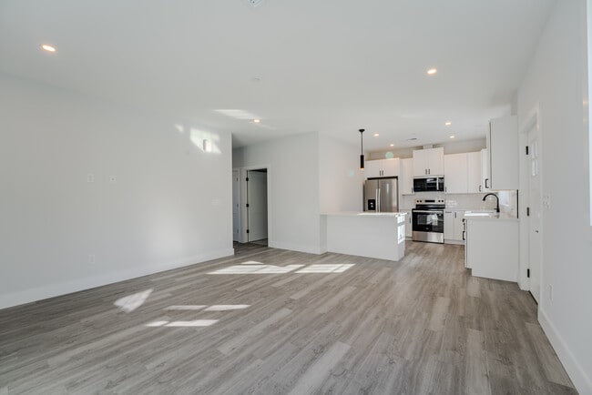 Marin Village, Brookfield, CT 06804 - photo 2