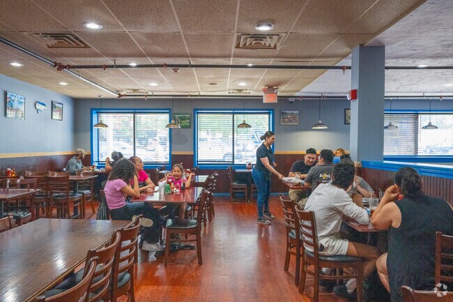 Rińcon Honduras is a chosen restaurant among many residents of Bellingham Square.