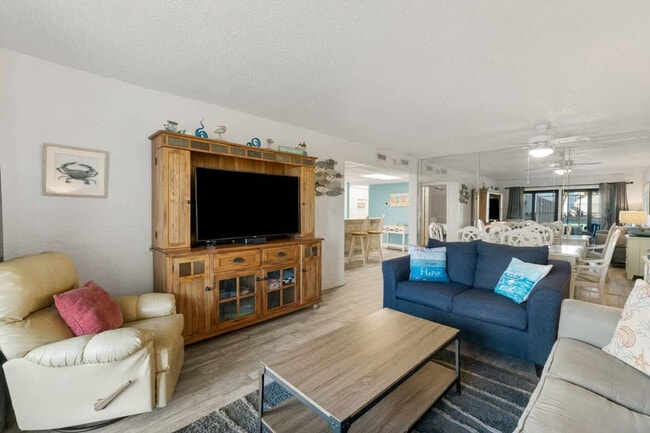 8727 Thomas Dr unit ID1354949P, Panama City, FL 32408 - photo 3