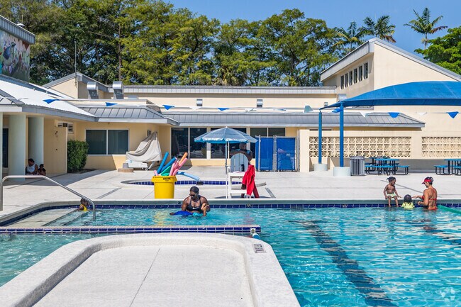 Have a fun pool day at the Veterans Park Pool in Inverarry.