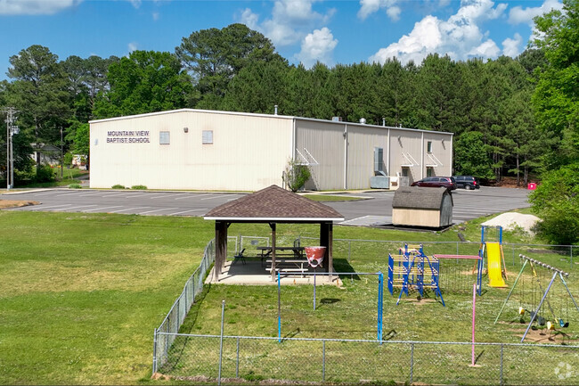 Mountain View Baptist School has a student teacher ratio of 11:1.