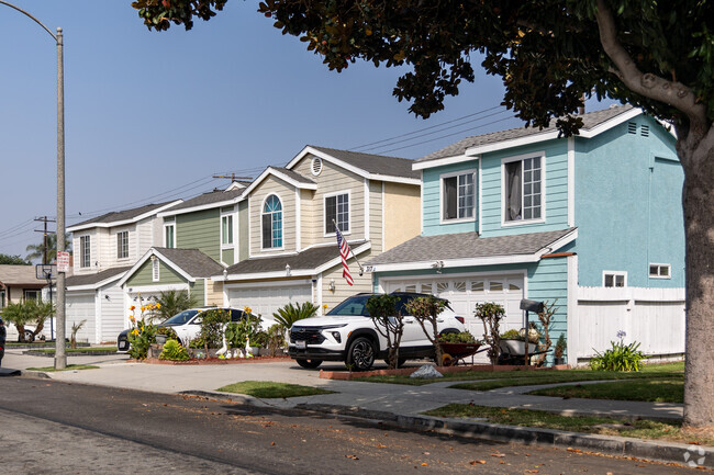 Most homes at Addams are built in the midcentury Minimal Traditional style.