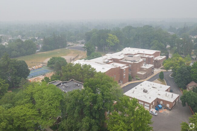 Aerial overview of Wealthy Elementary school on Lake Dr in East Grand Rapids.