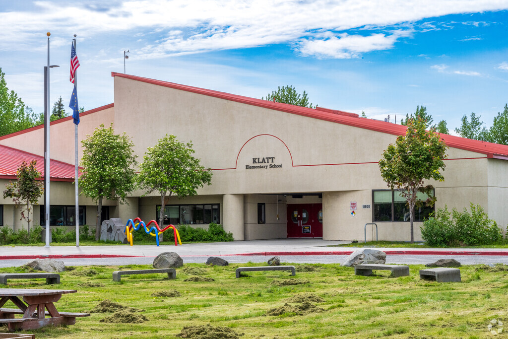 The front entrance to Klatt Elementary School.
