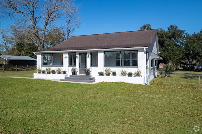 Downtown Elberta has many beautiful mid-century homes.