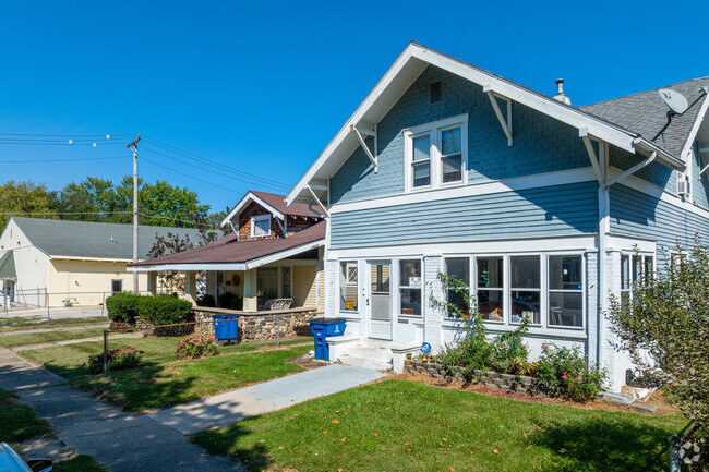 Covered front porches are commen in Bend of the River.