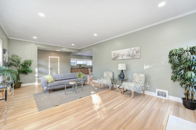 1045 35th St, Sacramento, CA 95816 - photo 2