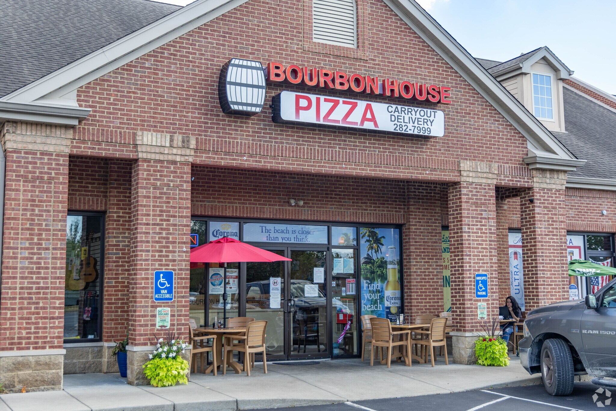 Bourbon House Pizza serves a well-regarded Hoagie beloved by Oakbrook residents.