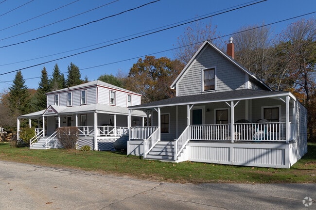A variety of homes line the streets of Long Island.