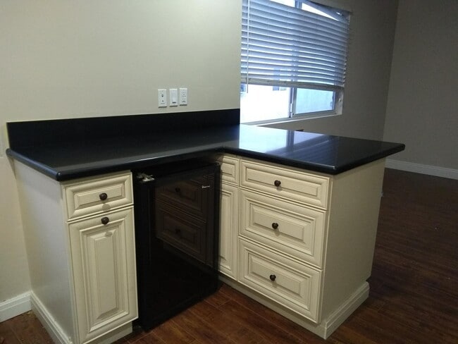 7785 Via Cassano, Burbank, CA 91504 - photo 2