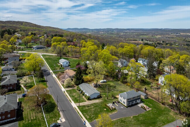 Homes farther from the main roads have more spacious lots in Hampton, New Jersey.