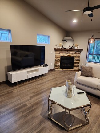 622 Creekside Dr, Tiffin, IA 52340