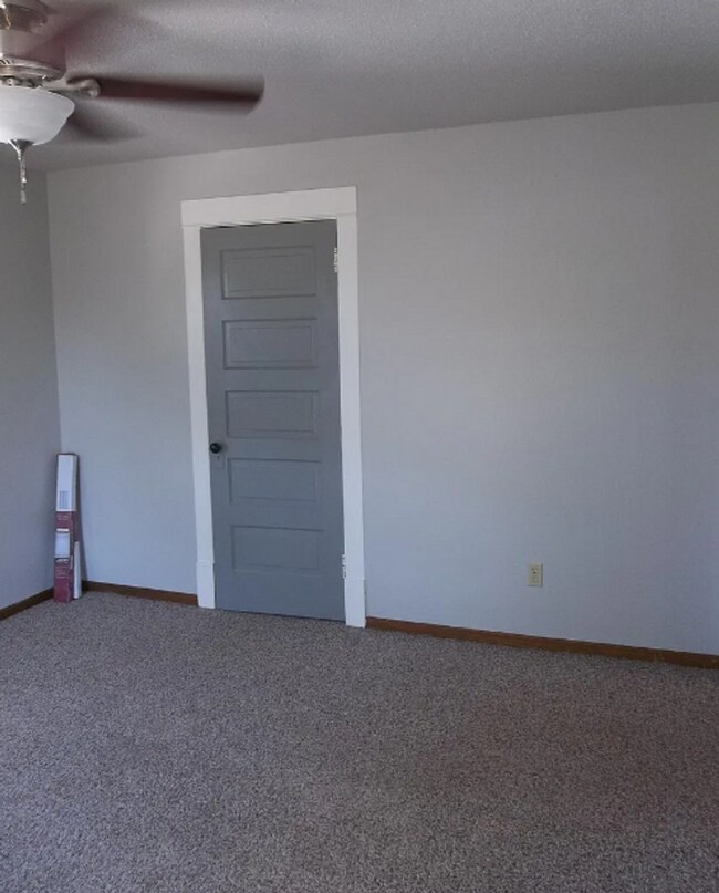 910 S Washington St unit 910 S Washington St, Aberdeen, SD 57401 - photo 5