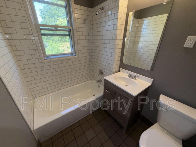 2575 N 34th St unit Upper, Milwaukee, WI 53210 - photo 3