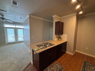 1811 Medical Pkwy Unit b1, San Marcos, TX 78666