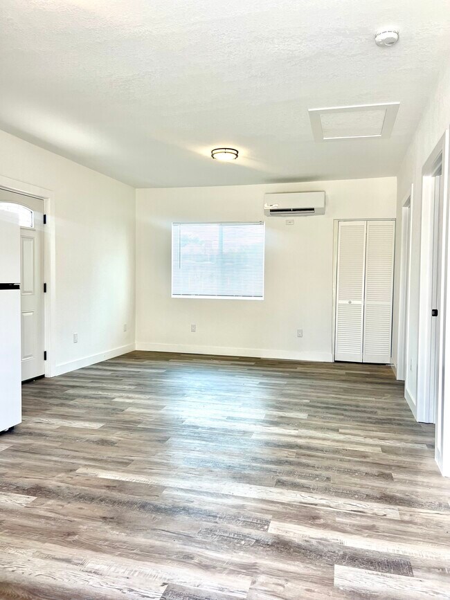 17205 Saticoy St, Los Angeles, CA 91406 - photo 2