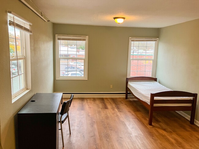 Room 6 - private large single