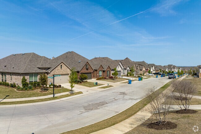 You can find many one-story, ranch-style homes in Oak Point
neighborhood.