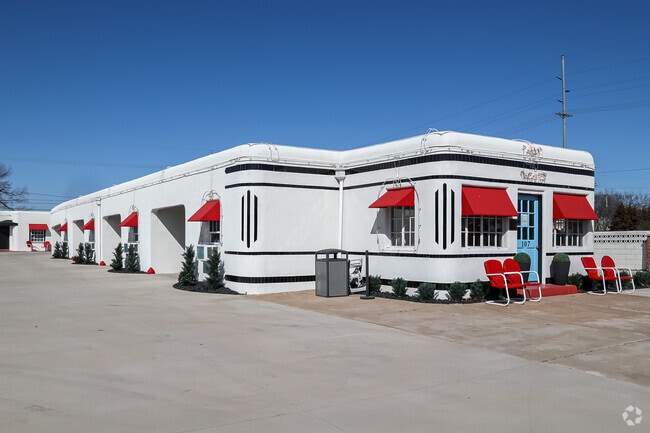 Boots Court Motel is one of the oldest operating motels on Route 66, and built in 1939.