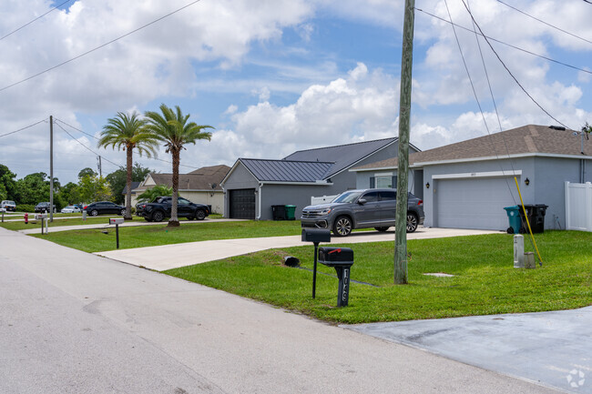A typical row of homes in Palm Trails will show the homes' proximity to each other.