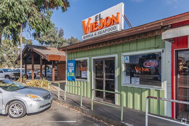 El Viejon Birria serves up fresh seafood and Mexican fare in North Bonita.
