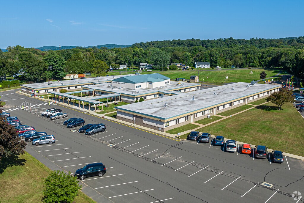 Skinner Road School is a large elementary school that serves students in the West of Vernon.