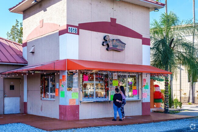El Primo, a local lunch favorite in Intercession City, is just minutes away.
