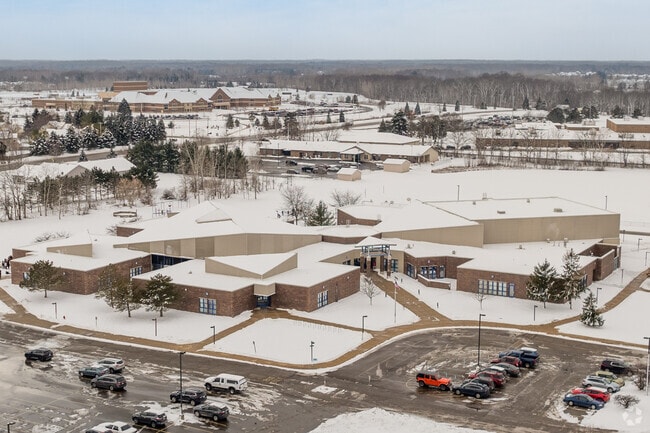 The entrance of Washington Woods Elementary School.