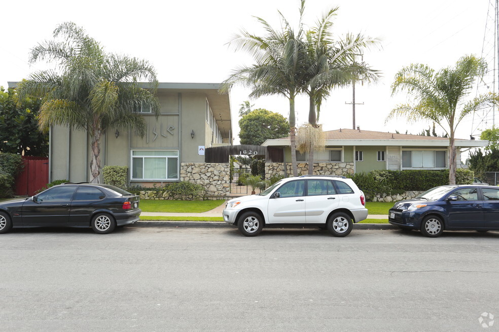 Pacific Apartment Homes @ 1620 E Maple