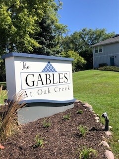 50 E Fieldstone Cir, Oak Creek, WI 53154
