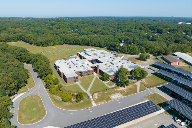 NID 537910 Accompsett Middle School shares grounds with Smithtown West High and an Elementary.
