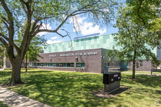 Booker T. Washington STEM Academy has an average student to teacher ratio of 12 to 1.