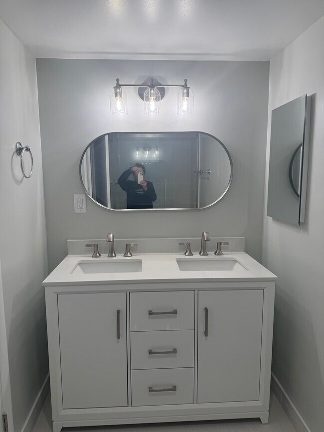 Lakeside Terrace unit A125, Bethesda, MD 20817 - photo 2