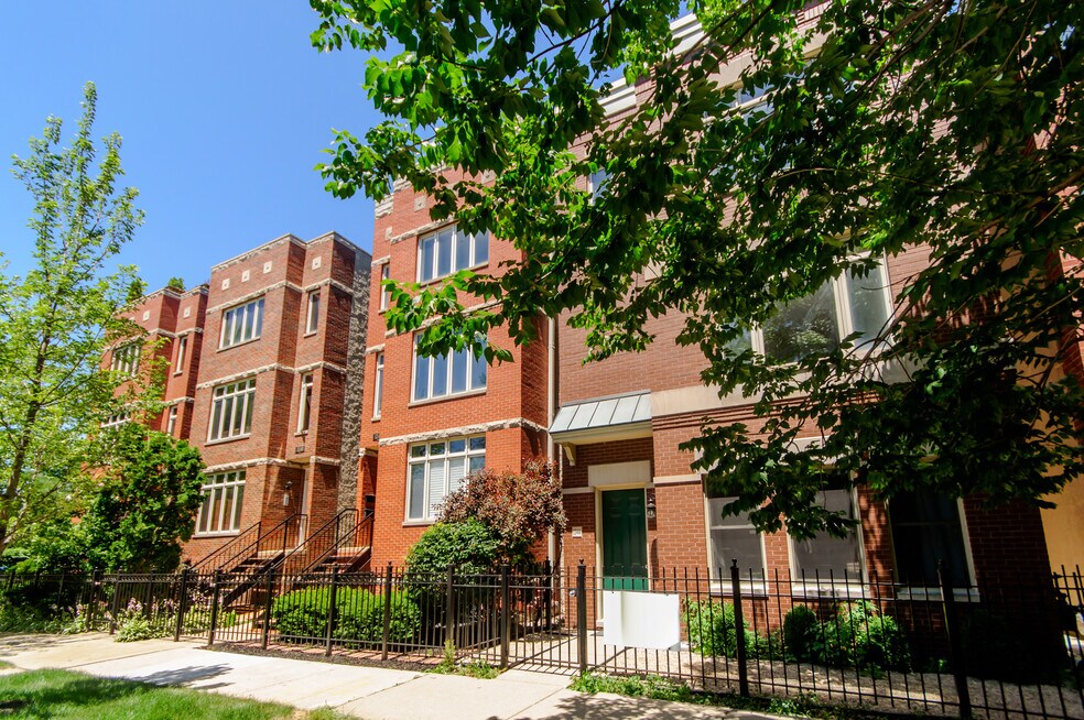 1344 W Grenshaw St unit B, Chicago, IL 60607 - photo 1