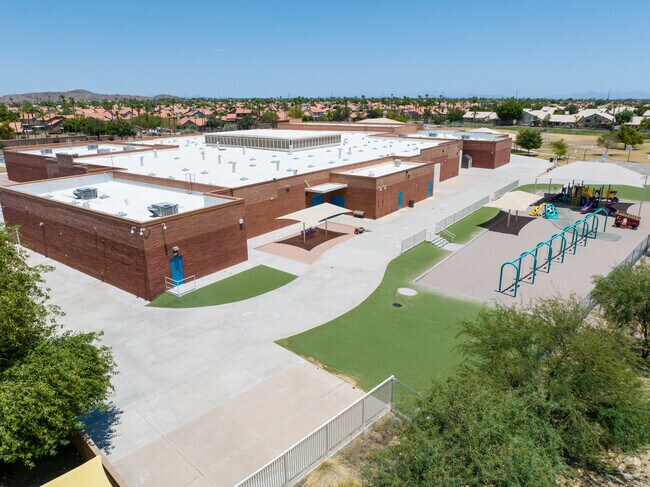 View of the Kyrene de los Lagos School yard.