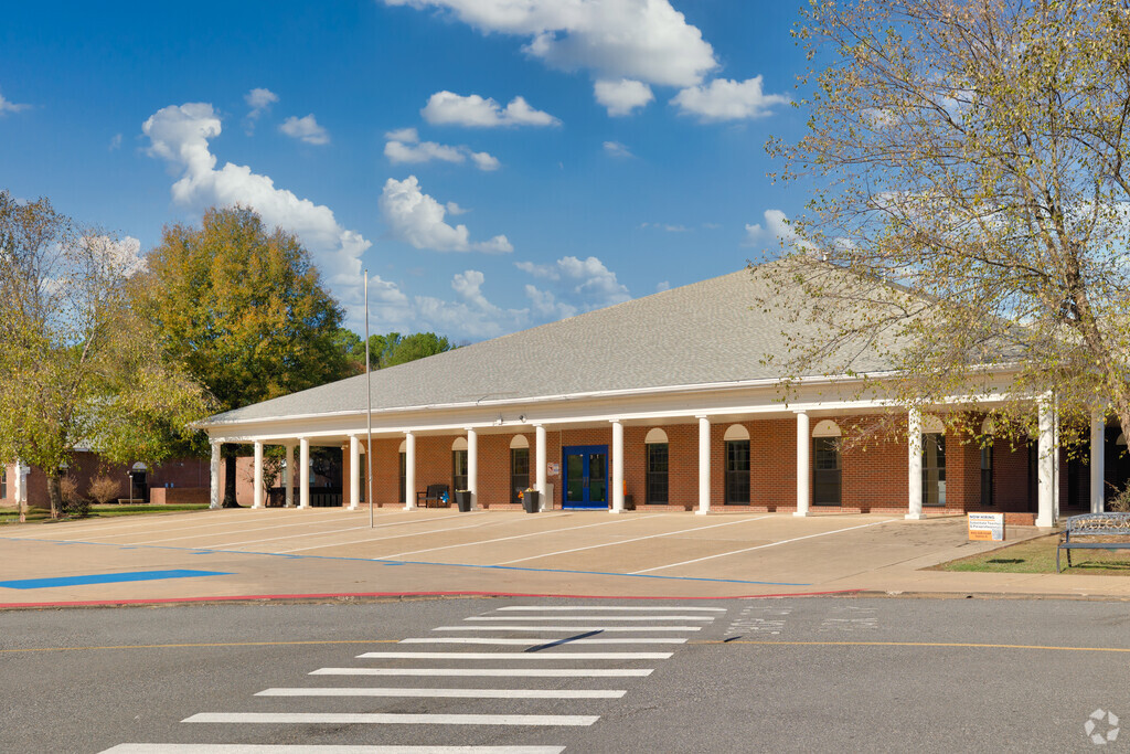 Expand your knowledge and wisdom at Springhill Elementary School.