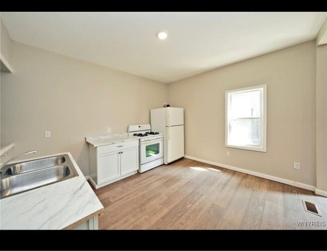 275 Genesee St unit lower, Lockport, NY 14094 - photo 3