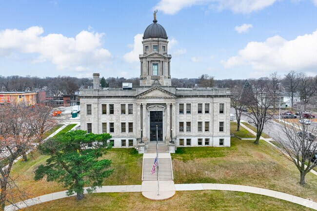 Jackson County Courthouse anchors the downtown area.