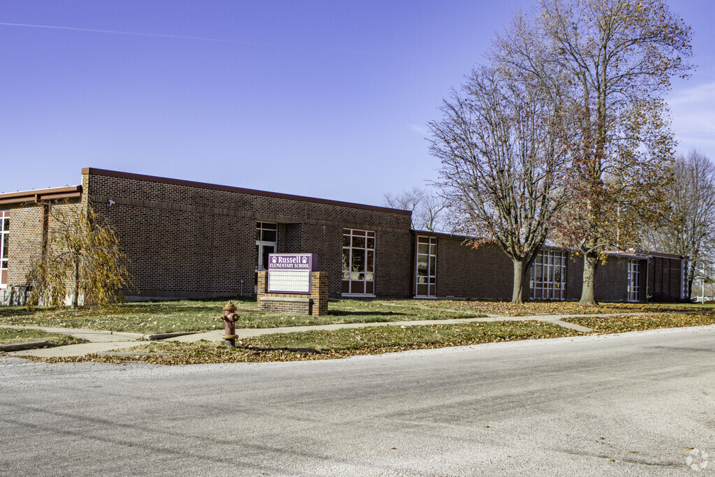 Russell Elementary School provides education in the neighborhood of 
Macoupin County.
