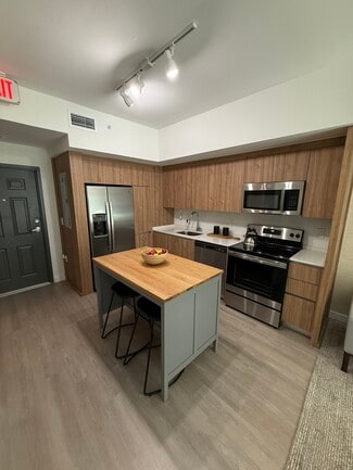 320 NW 157th St Unit B4, Miami, FL 33169