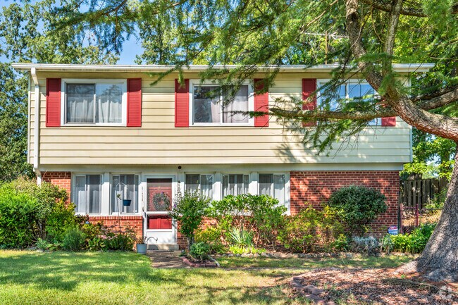 Charming split-level in tranquil suburbs of Bren Mar Park VA.