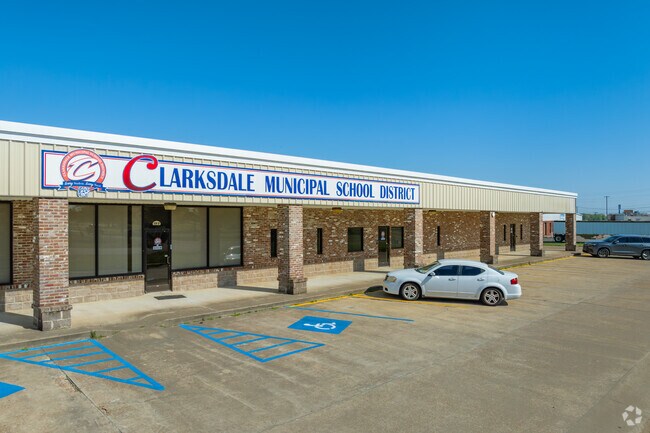 Many students are served by the Clarksdale Municipal School District, which has a C Niche grade.
