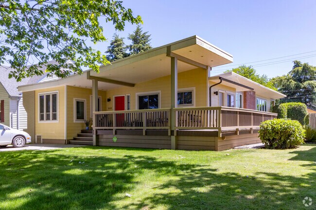 Modern ranch style homes can be found for reasonable prices in Highlands.