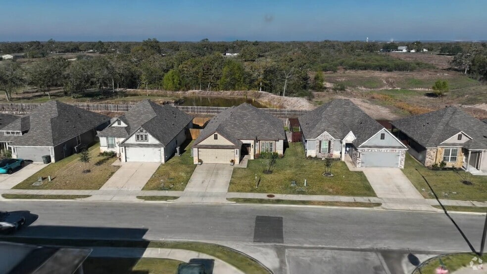 1310 Kingsgate Dr, Bryan, TX 77807 - photo 2