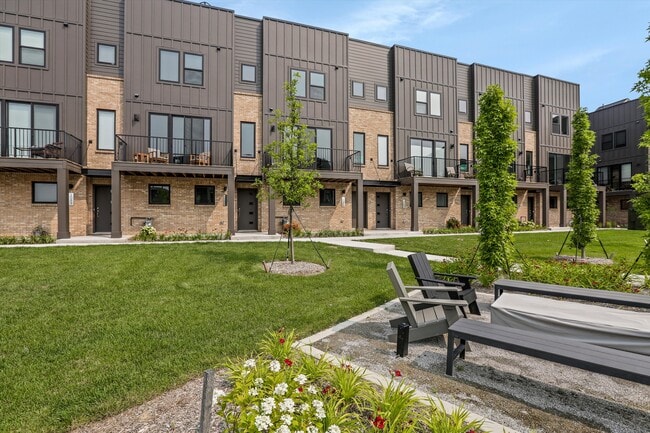 1056 Hampton Cir unit 75, Detroit, MI 48207 - photo 5