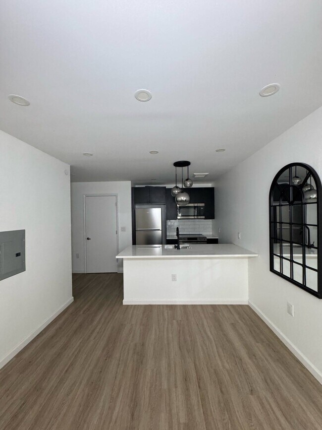 556 Market St, Newark, NJ 07105