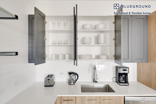 1035 W Van Buren St unit FL11-ID751, Chicago, IL 60607 - photo 6